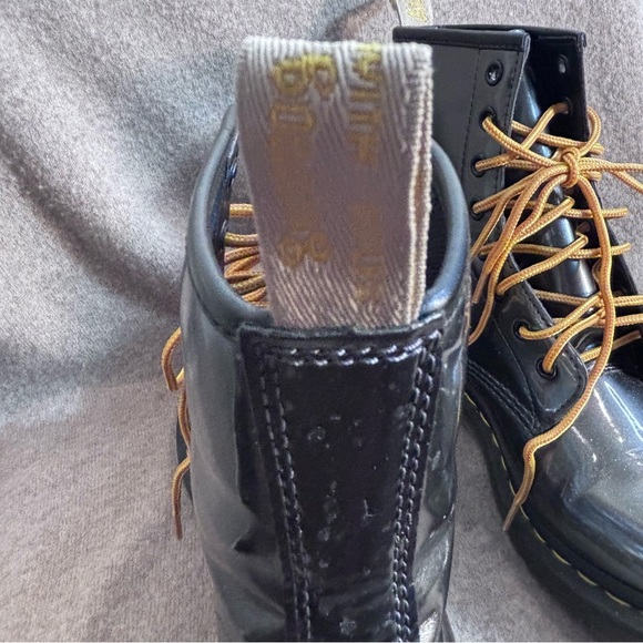 DR MARTENS SZ 9 1460 Vegan Chrome Patent Leather Boots with Yellow Laces - Picture 7 of 11